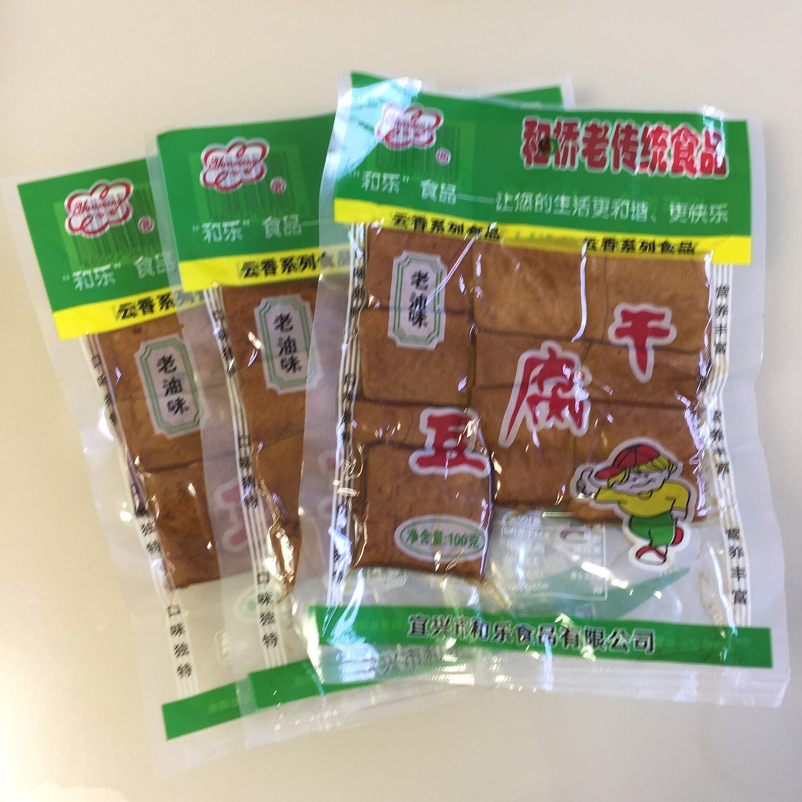Yunxiang brand dried tofu is a well-known local specialty food produced in Yunzhong Village, Heqiao Town, Yixing City, Jiangsu province. The raw materials are p