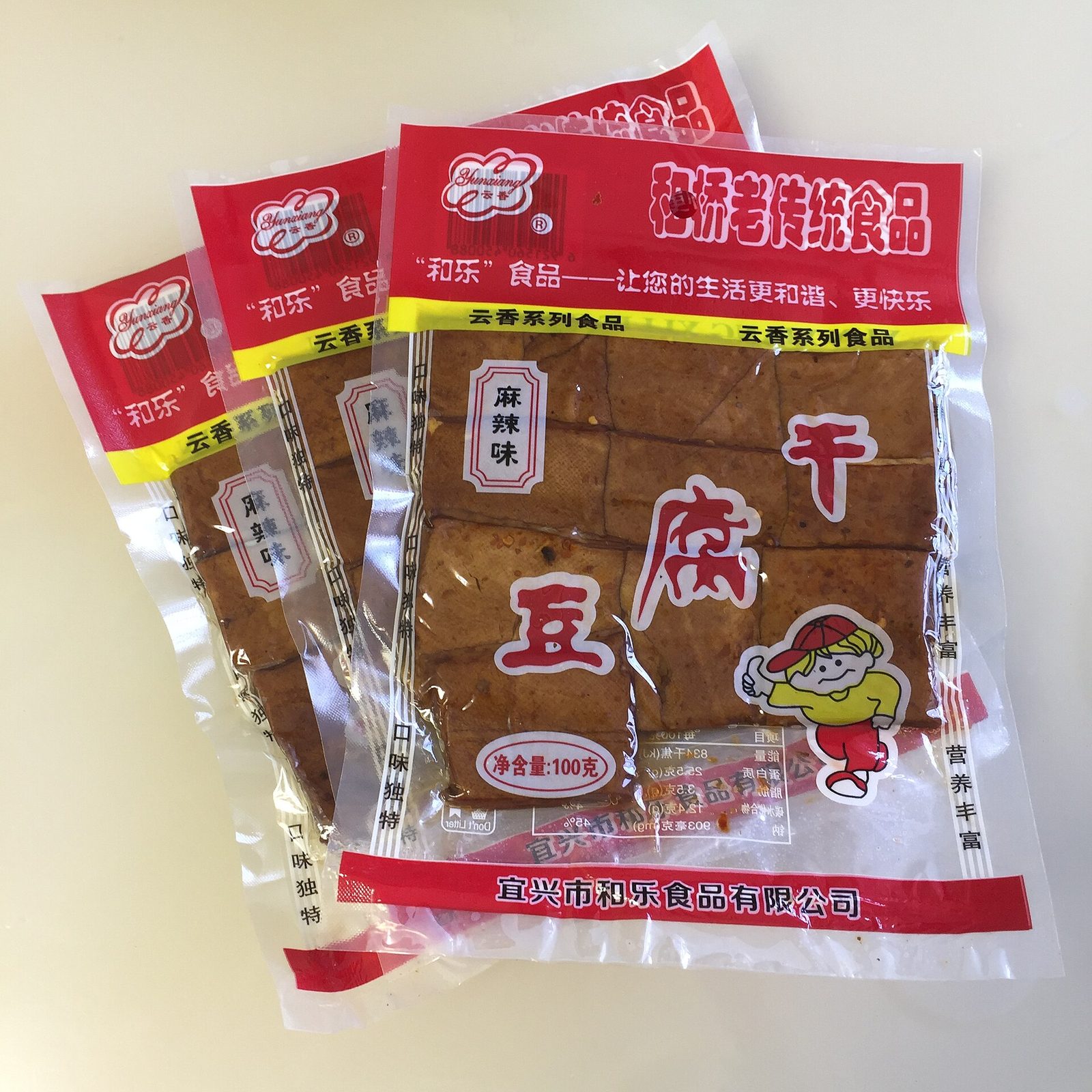 Yunxiang brand dried tofu is a well-known local specialty food produced in Yunzhong Village, Heqiao Town, Yixing City, Jiangsu province. The raw materials are p