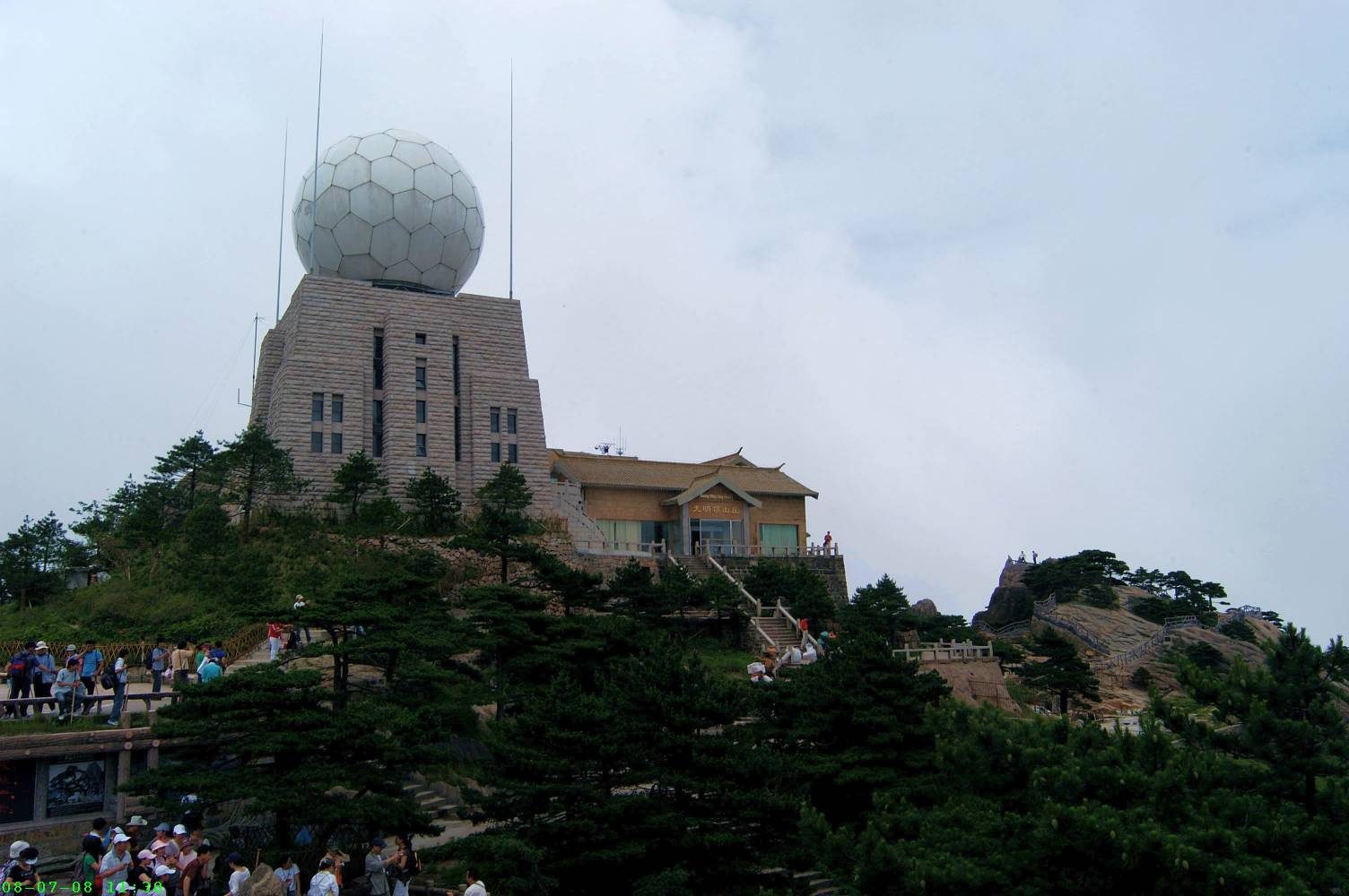 Guangming Ding, one of the highest points of the Huangshan Mountains