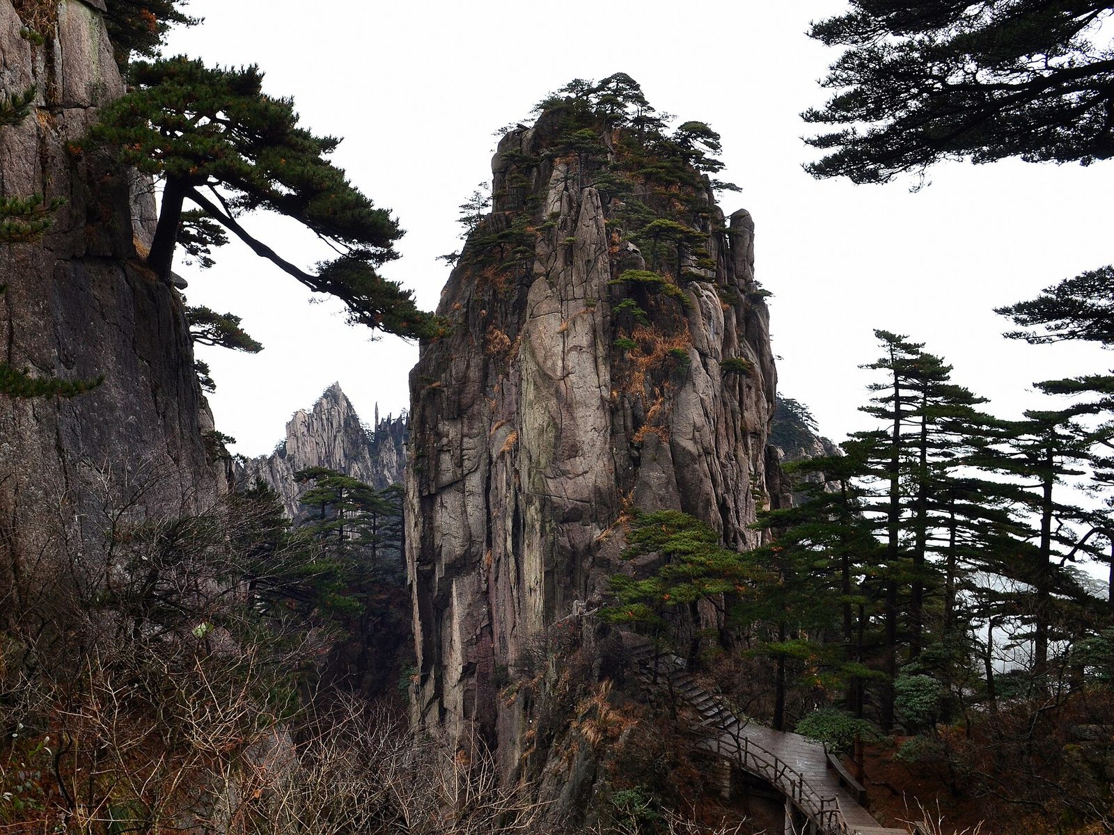 ​黄山北海景区石笋峰，石峰酷似竹笋。