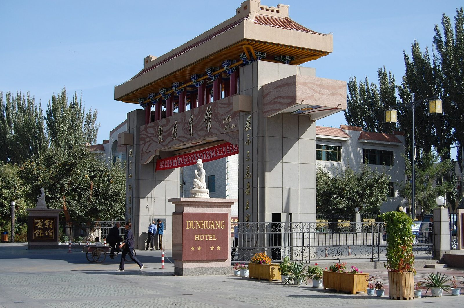 Modernes Stadttor in Dunhuang, Provinz Gansu, China