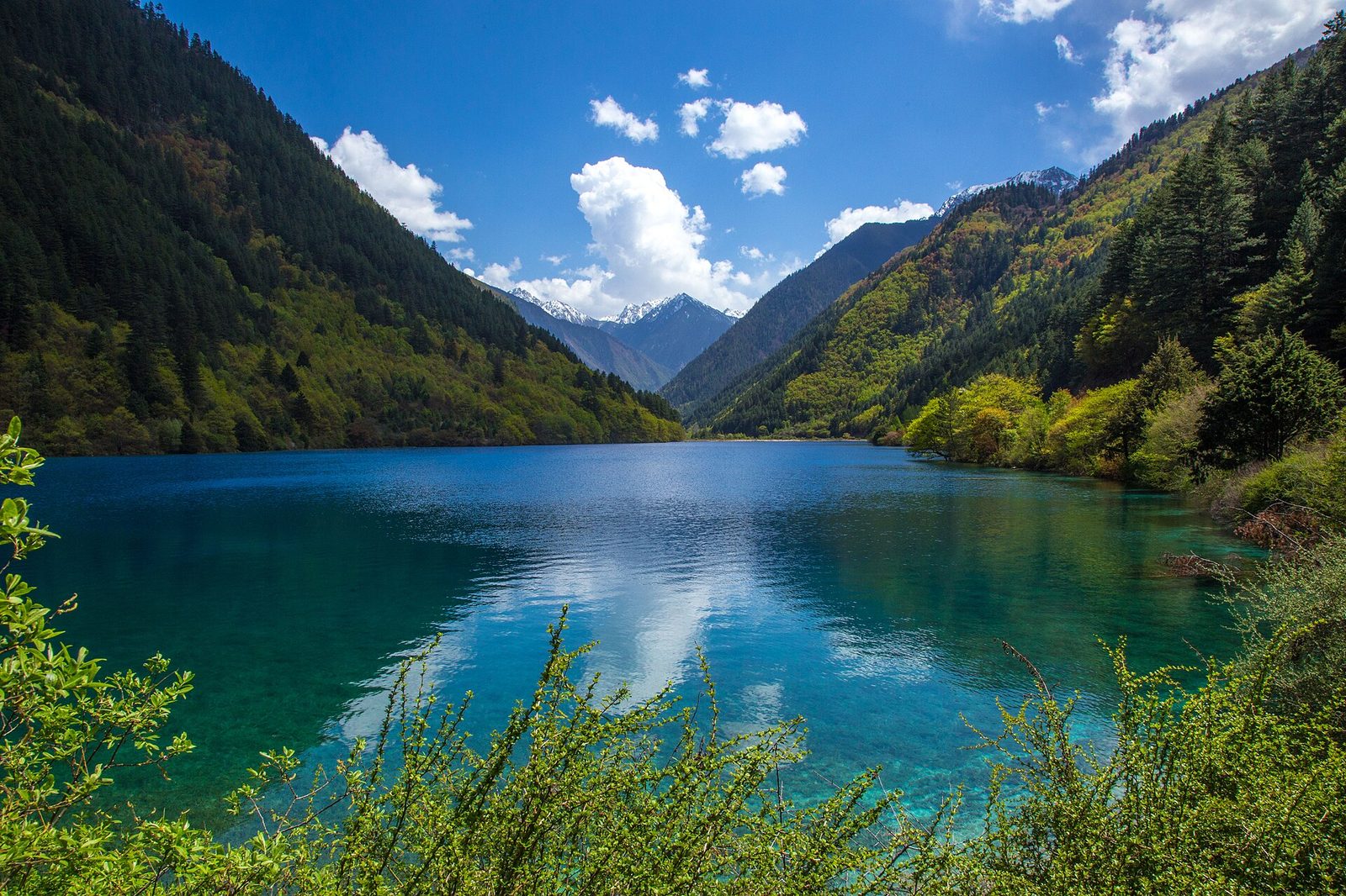Nuorilang Lakes and Shuzheng Lakes are stepped series of respectively 18 and 19 ribbon lakes formed by the passage of glaciers, then naturally dammed. Some of t